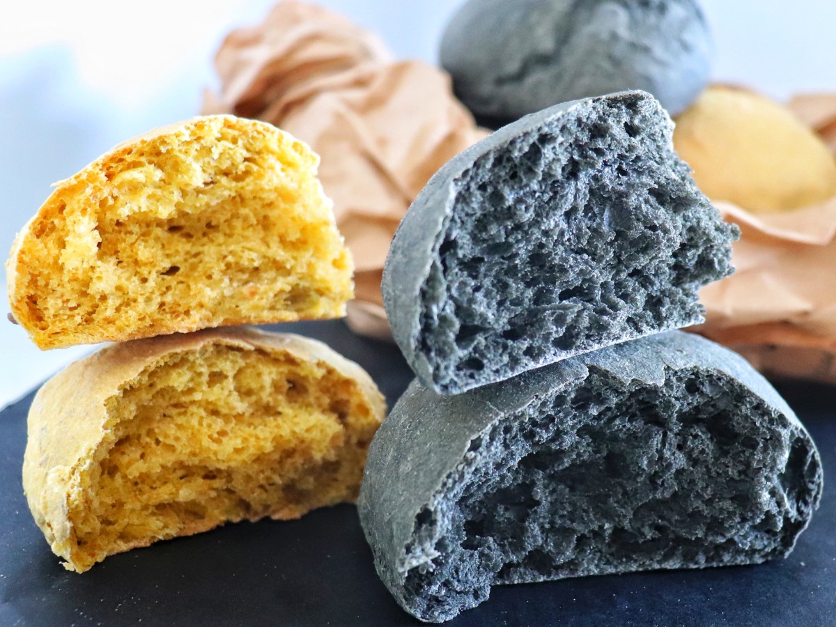 Panini alla zucca con carbone vegetale