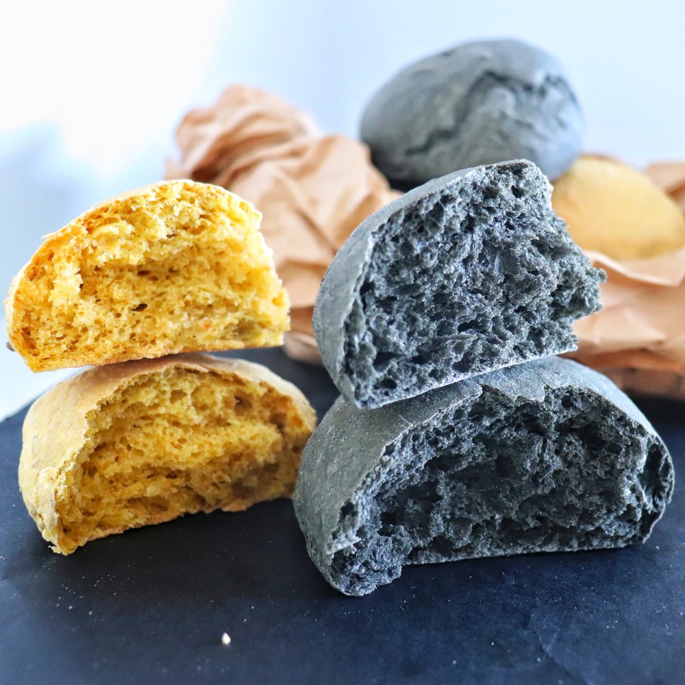 Panini alla zucca con carbone vegetale