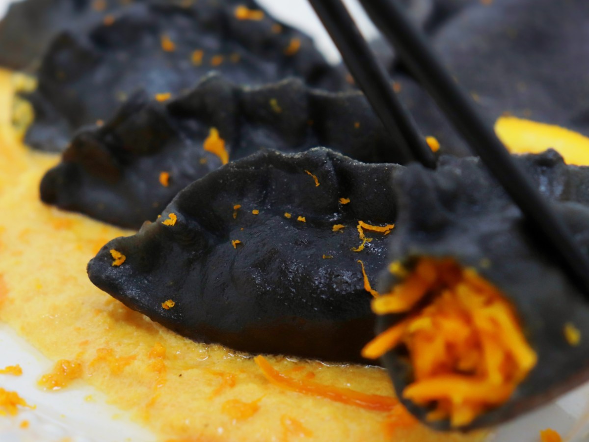 Ravioli neri carote e arancia in padella