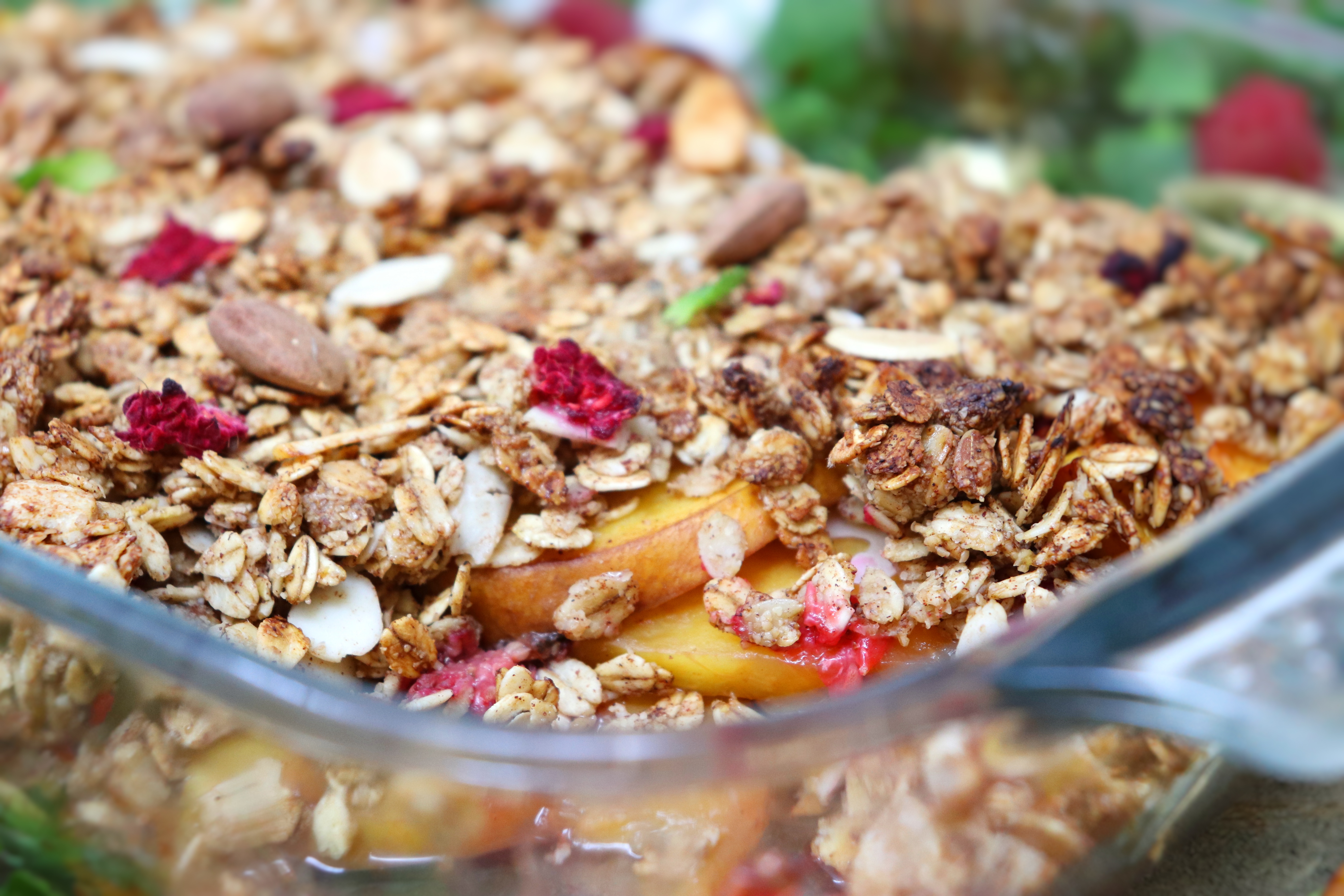 ‘Baked oats’ pesche, lamponi e mandorle