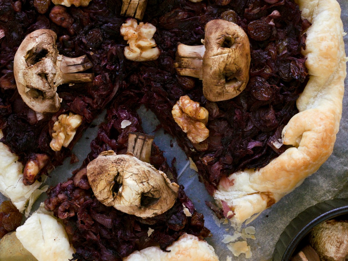 Torta salata di Halloween | radicchio, uvetta, cipolle e noci