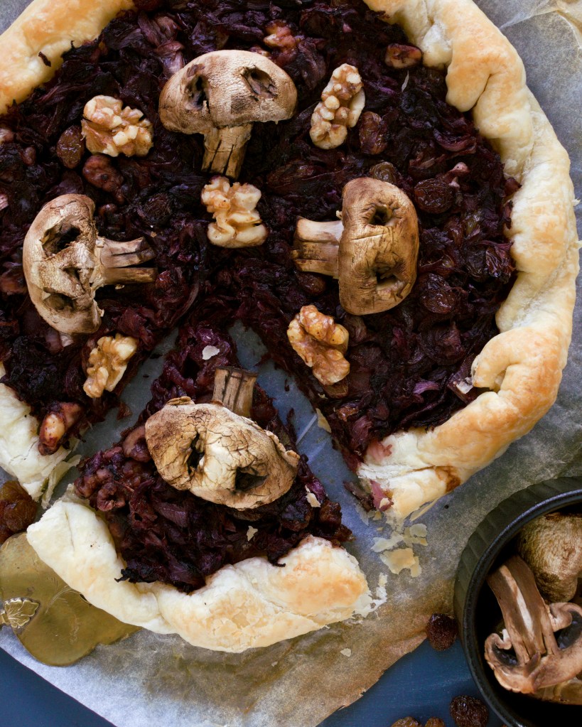 Torta salata vegana di Halloween con teschietti | radicchio, uvetta, cipolle e noci