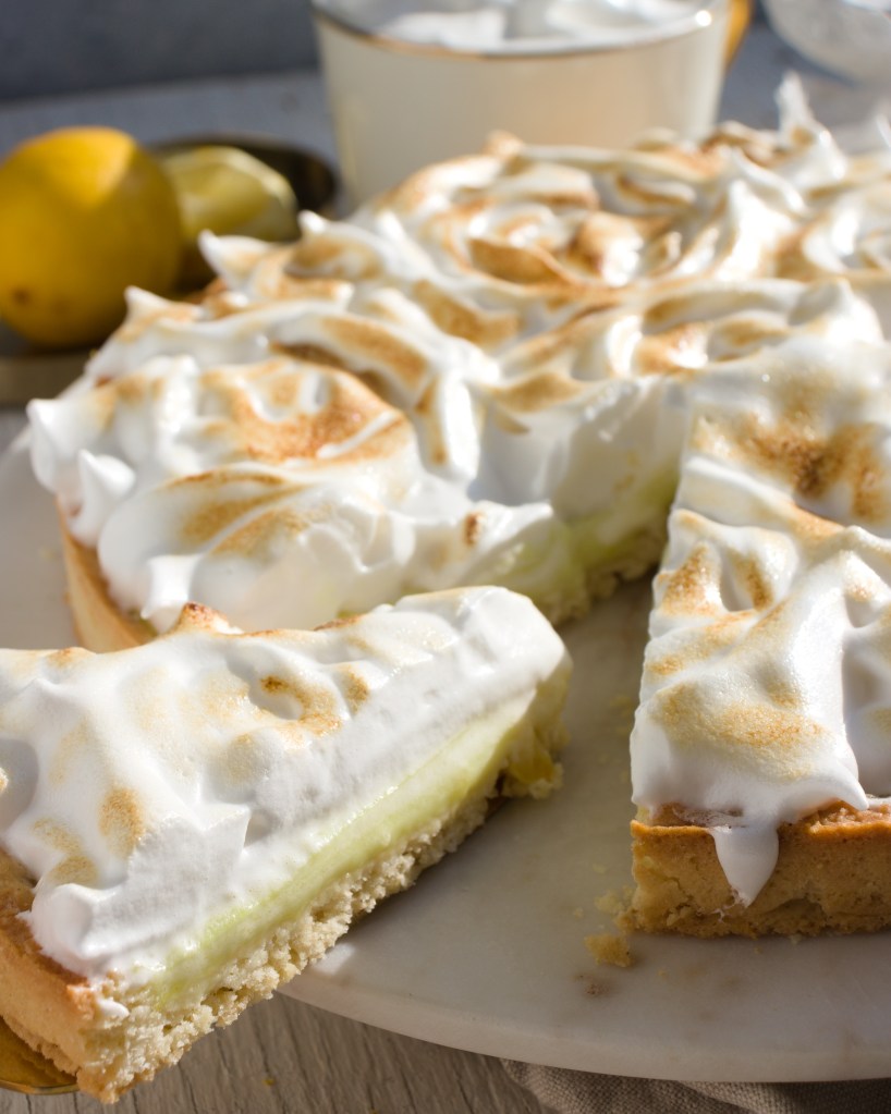 Crostata con crema al limone e meringa vegan