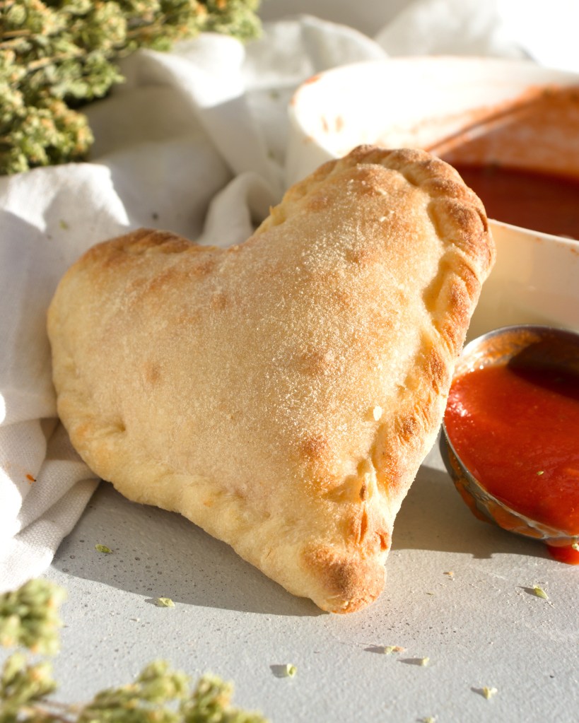 Panzerotti cuore al forno con pomodoro e mozzarella vegan