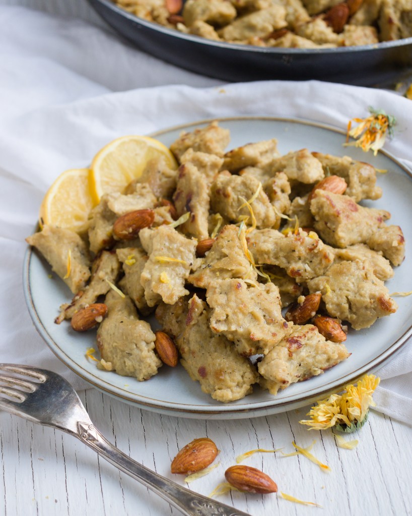 Seitan glassato limone e mandorle, pollo vegan