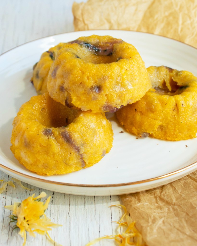 Sformatini polenta, cipolla e “formaggio” | vegan