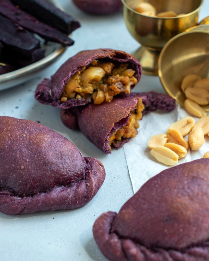 Empanadas vegan con carote viola ripiene di cavolfiore al curry e piselli 