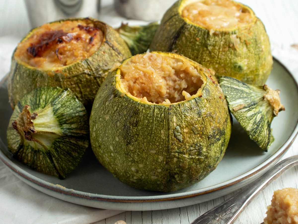 Zucchine ripiene con ceci e formaggio vegan senza olio